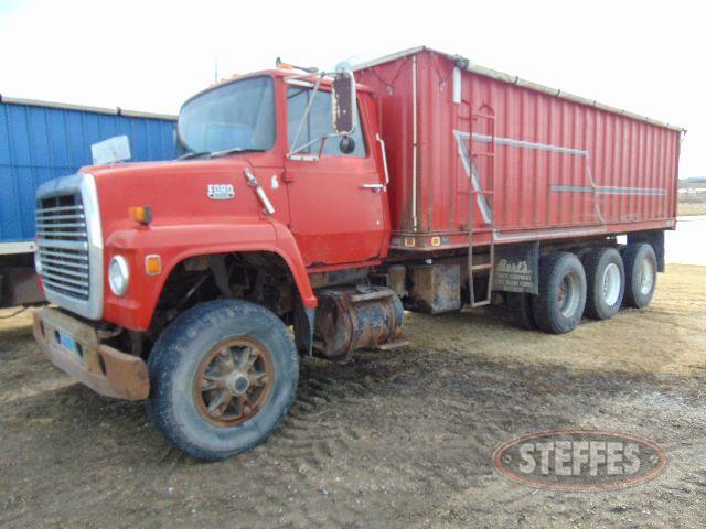 1983 Ford 9000_1.jpg